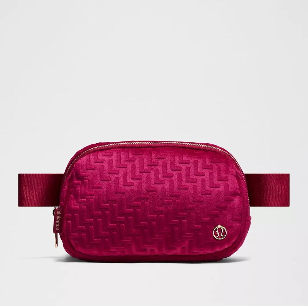 *NWT* LULULEMON Everywhere Belt Bag 1L L Monogram Velvet Berry Rumble